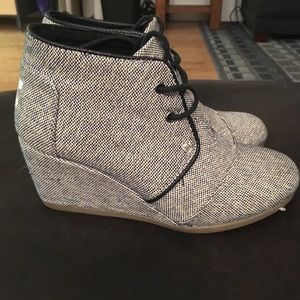 Toms Black & Gold Desert Wedge